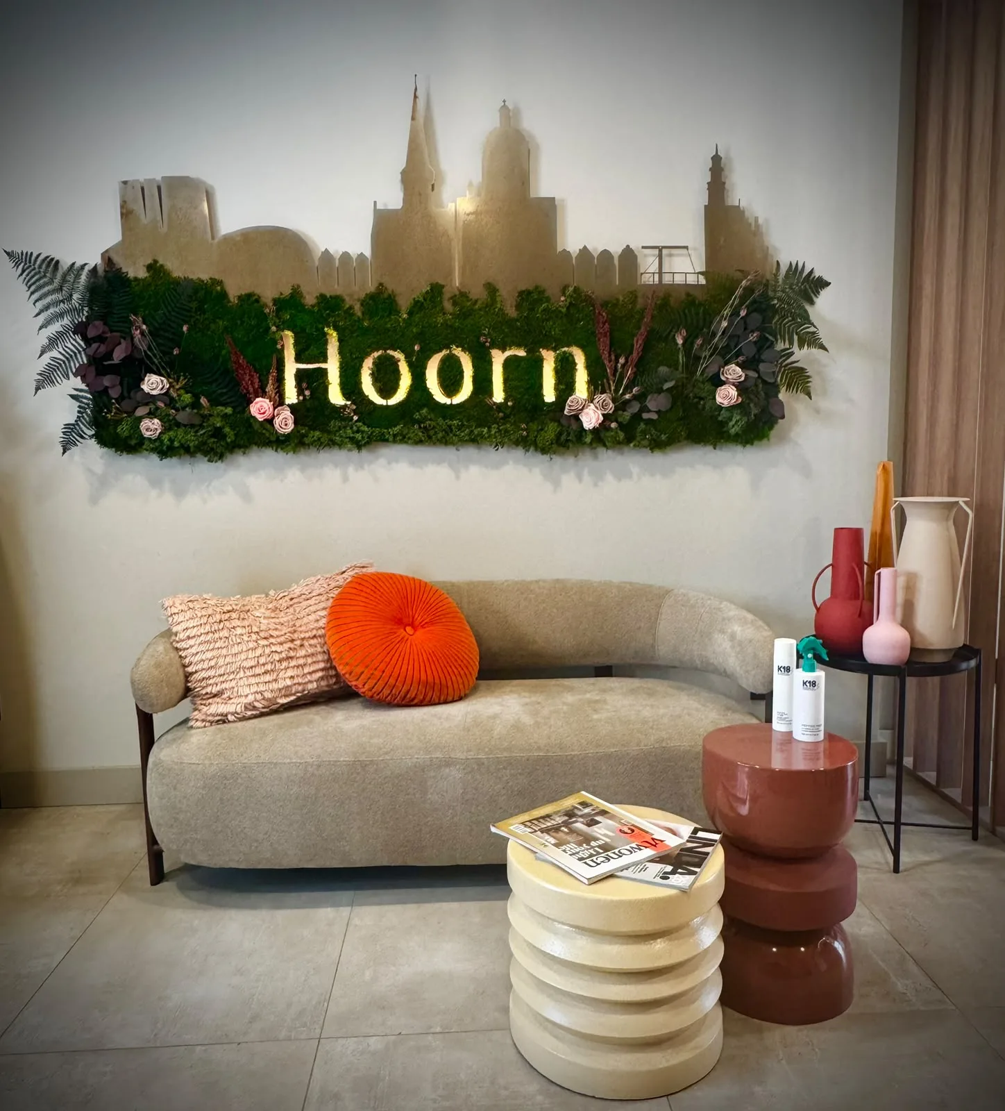 Lounge van het Twenty-One atelier met de Hoorn-skyline aan de wand