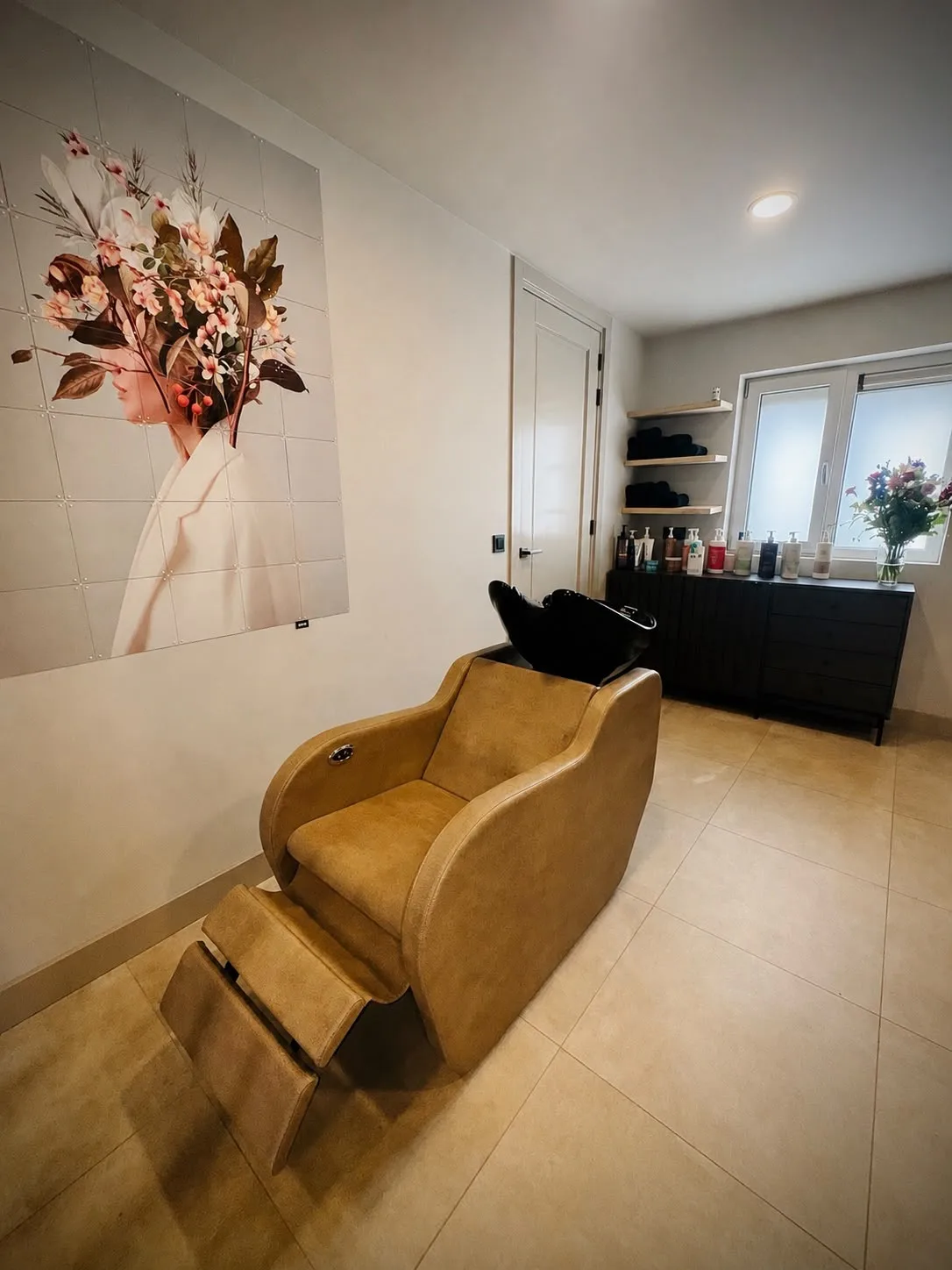 De wasunit van Twenty-One met een comfortabele wasstoel en verse bloemen